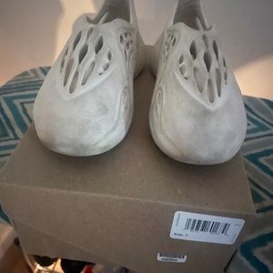 Kids Yeezy Foamrunner